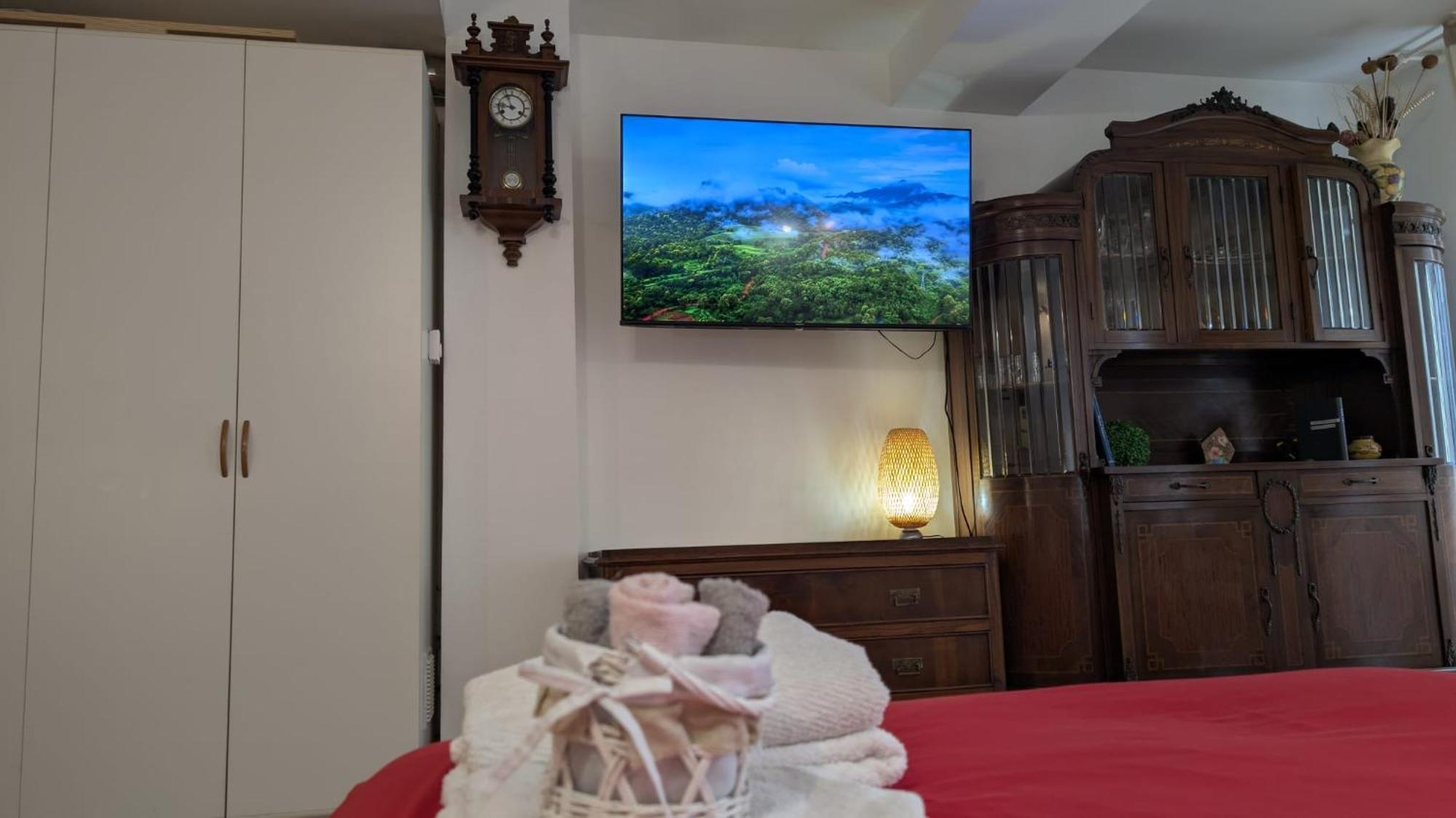 Timeless Home Deluxe Smart Cinema Suite With Netflix & Disney 파르마 외부 사진